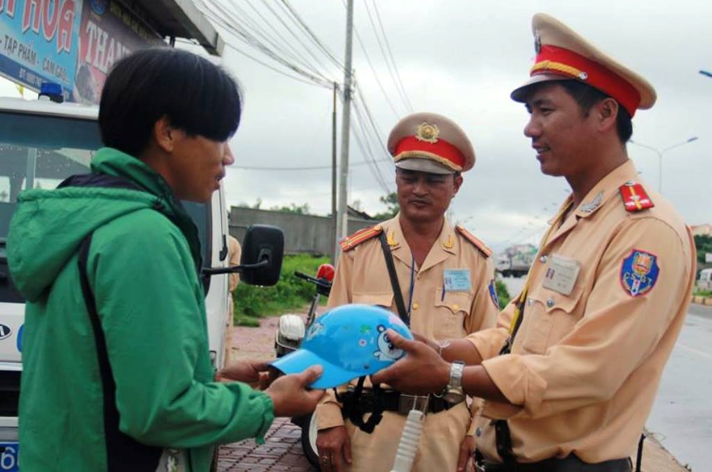 Bắt đầu từ ngày 10-4 sẽ tăng cường xử phạt người điều khiển, người ngồi trên xe mô tô, xe gắn máy không đội mũ bảo hiểm